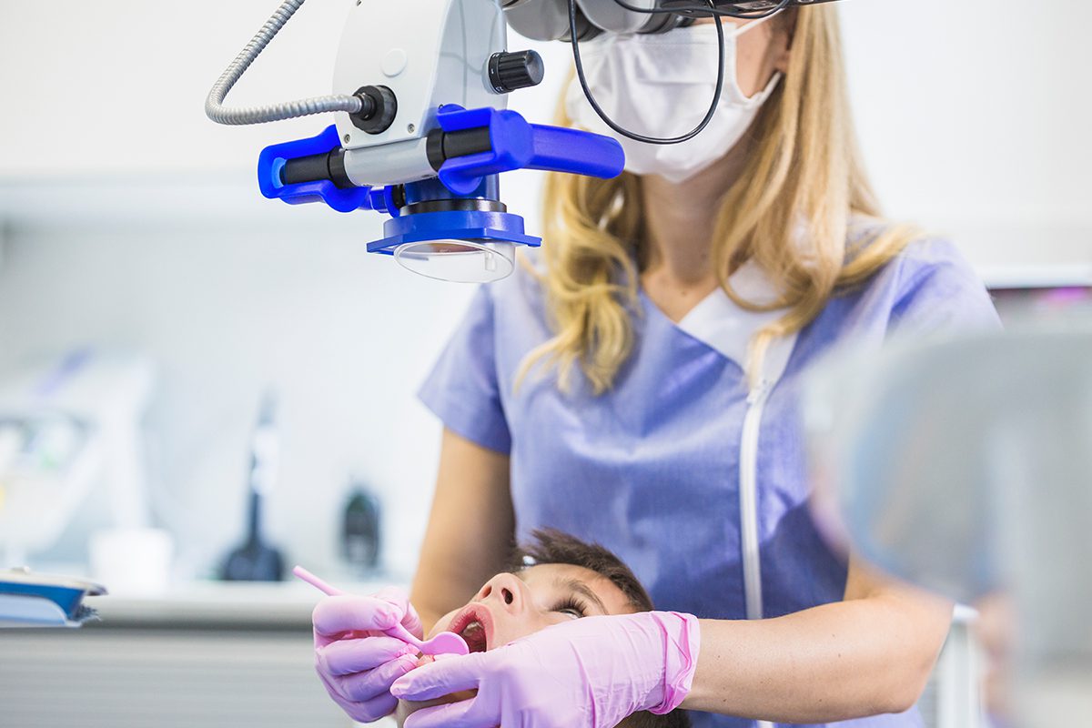 Tratament endodontic microscop Renew Dental Office Jebel Stomatologie Timișoara